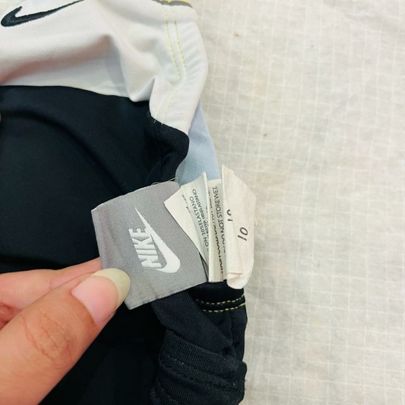 Nike athleisure wear tee - Picture 6 of 9